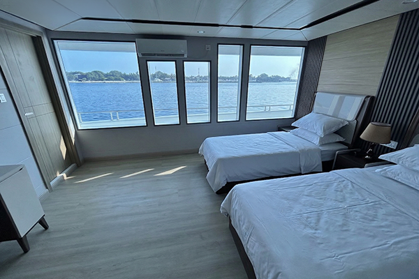 Upper deck cabin