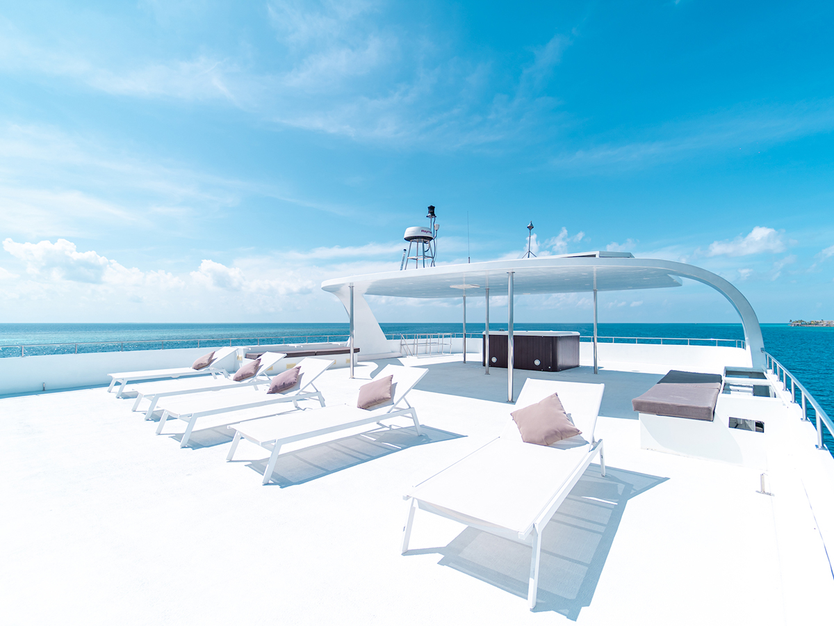 sea-pleasure-sun-deck